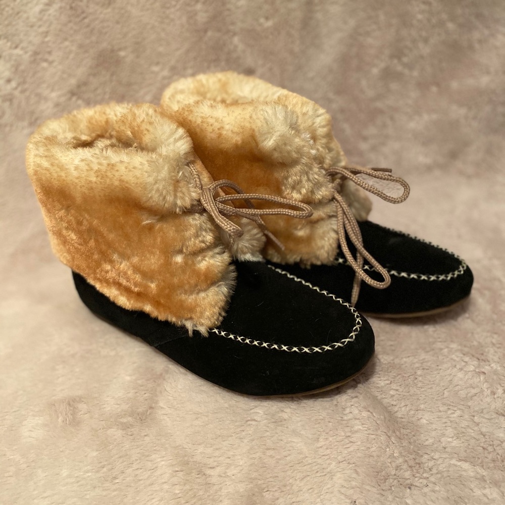 Lamo Black Moccasins
